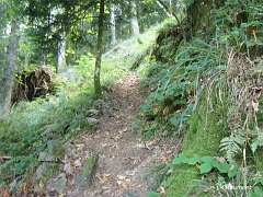 Le chemin est difficile au milieu des roches